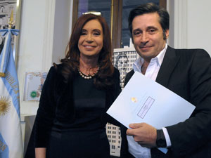 La presidenta de la Nación y Víctor Santa María en ocasión de la firma del decreto que creó la UMET.