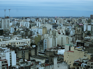 La iniciativa propone que los alquileres sean reajustados anualmente según el promedio de la evolución de los precios al consumidor y los salarios.