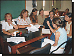 La Dra Marta N Spessot de Annetta, Jefa de Trabajos Prcticos y sus alumnos en plena tarea.