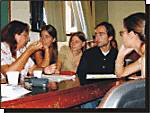 Una comisión de trabajo discutiendo con sus docentes un caso puntual de familia.