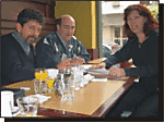 Claudio García, Norberto Wilinski y Diana Sevitz en reunión de producción en una confitería de Bs. As.