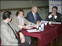 La Sra. Alicia Gimnez (UCRA) y el Dr. Marcos Bergenfeld (APIPH) acompaados por sus asesores.