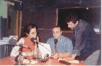De izquierda a derecha: Fabiana , Ariel y Claudio trabajando en la radio...