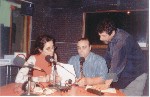 De izquierda a derecha: Fabiana , Ariel y Claudio trabajando en la radio...