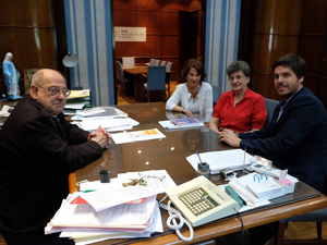 Acompaaron a Ana Mara Huertas (centro) el Dr. Federico Chiole y la tesorera de la entidad, Elba Defulio.