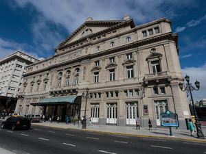 Graciela Ocaa: "desde el 2010, el Teatro Coln exhibe un edificio restaurado en todo su esplendor original, dando un marco de distinguida jerarqua a sus presentaciones".