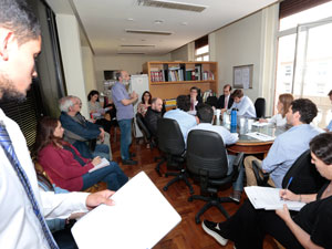 Los asesores escuchan las dos ponencias de los vecinos antes de comenzar a deliberar.