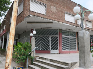 Local vaco en la calle Tronador 4280. En su puerta figura: "Federacin Argentina de Lavanderas Tintoreras Transportes y Afines". 