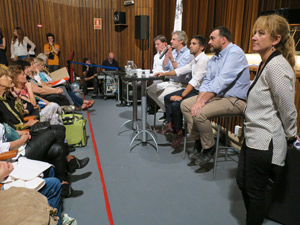 Al frente la Leg. Carolina Estebarena (Vamos Juntos), en el podio Felipe Miguel y Facundo Carrillo, al fondo, parada, Vilma Bouza, directora de Defensa del Consumidor.