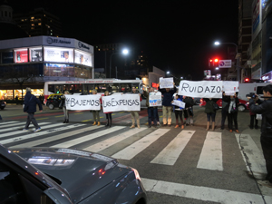 Durante el corte producido por el semforo. vecinos desplegaron carteles con la leyenda #Bajemos las expensas.