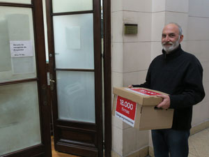 Andrs Zulberti en la oficina Mesa de Entrada de la Legislatura portea.