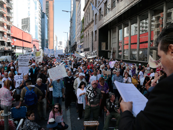 Durante la llamada "Marcha de los banquitos" se convocaron 3.500 jubilados bajo la consigna "Con los jubilados no!".