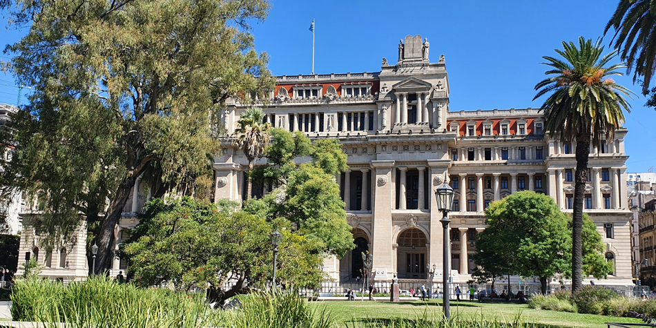 Corte Suprema de Justicia de la Nacin Argentina frente a Plaza Lavalle.