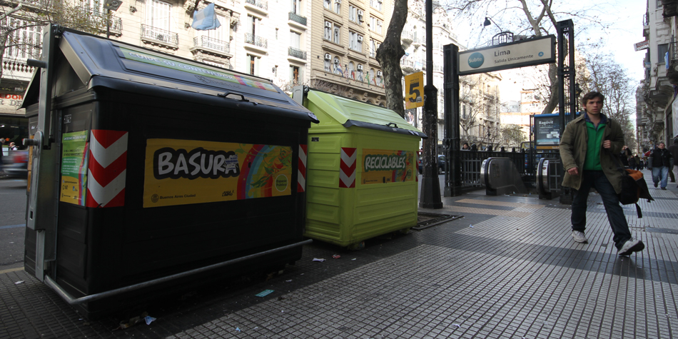 Contenedores de basura en el centro porteo.