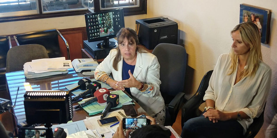 La directora de la Oficina Municipal de Informacin al Consumidor, Mercedes Patio, presenta junto a la Dra. Claudia Periga el Programa de Informacin y Ordenamiento de la actividad de Administradores de Consorcios de Propiedad Horizontal [foto Facebook de OMIC].