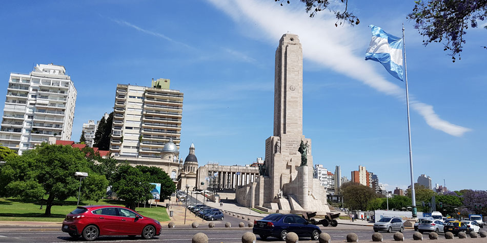 Monumento a la Bandera, a la izquierda se aprecia la cupula del Consejo Municipar de Rosario [Foto archivo Pequeñas Noticias].