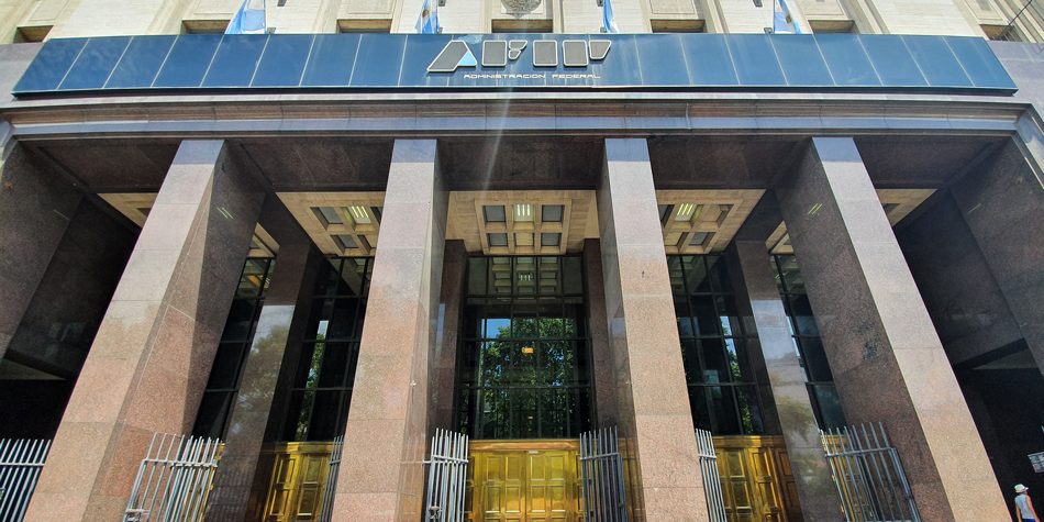 Sede de la AFIP frente a Plaza de Mayo [Foto archivo Pequeas Noticias]