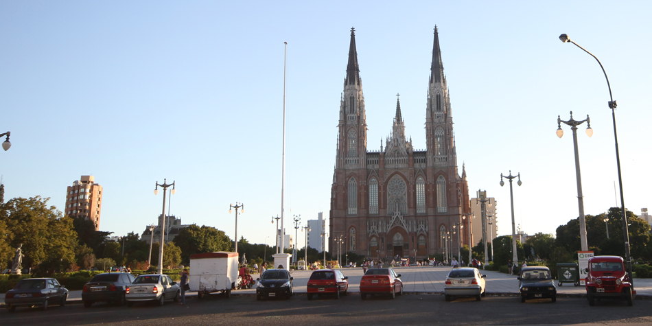 Frente de la Catedral de La Plata [Foto archivo de Pequeas Noticias]