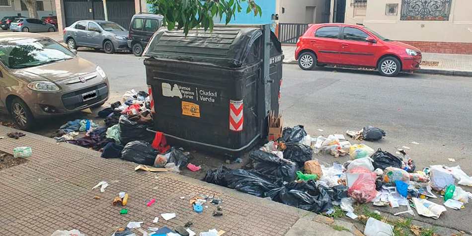 Foto de vecinos tomada en Remedios de Escalada de San Martn al 3.000 el 15/03/2021 [Foto de Facebook]