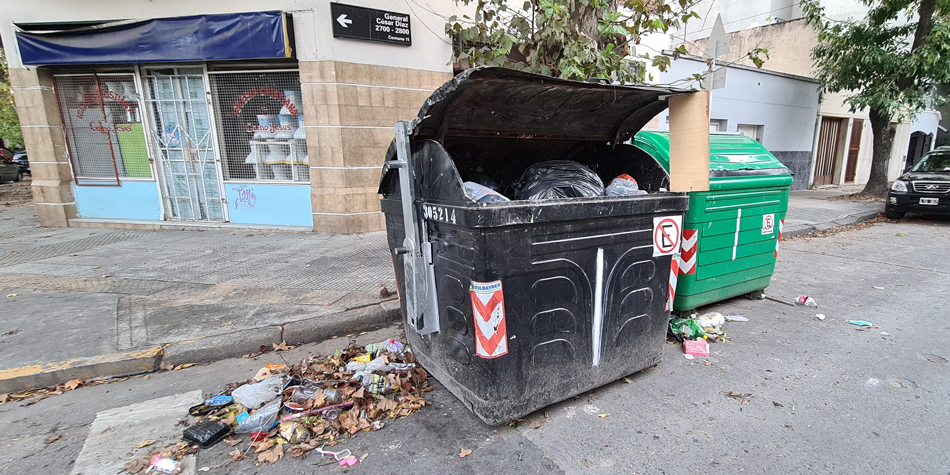 Esquina de Gral. Cesar Daz y Terrada en la Comuna 11 el 11/04/2021. Ambos contenedores rodeados de basura estn en infraccin sobre la ochava bloqueando la visin a los automovilistas y sobre la parada del colectivo de la lnea 110.