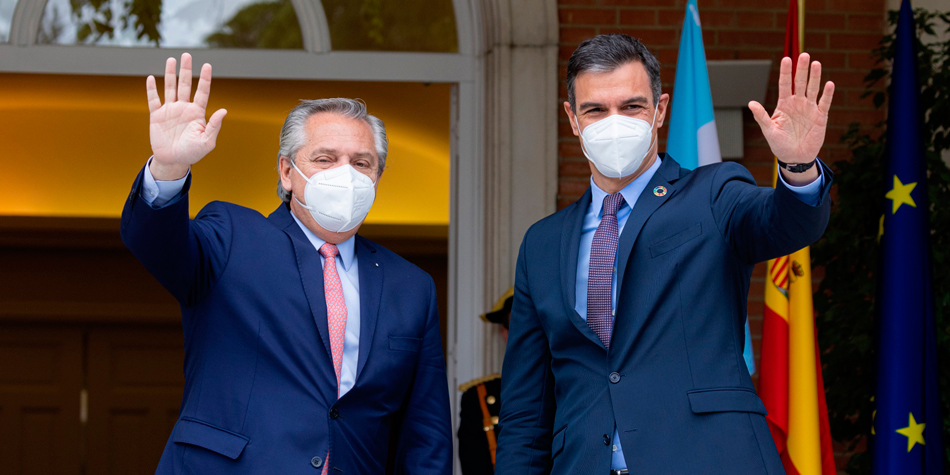 Alberto Fernndez junto al presidente del Gobierno de Espaa, Pedro Snchez Prez Castejn, en la entrada del Palacio de la Moncada [Foto Casa Rosada]