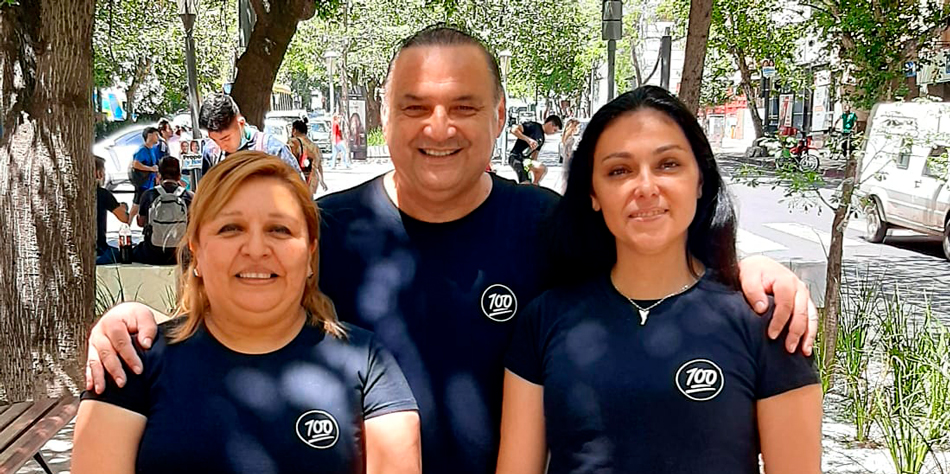 Oscar Galvn, a su derecha su tesorera, Marisa Pastrana, y a su izquierda su adjunta, Ana Bastidas.