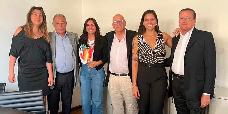 De izq. a der.: Alejandra Gonzalez (Secretaria Laboral SEARA), Miguel ngel Summa (Presidente CAPHyAI), Gabriela Pilar Saldivia (Secretaria General SEARA), Ral Costa (AIERH), Micaela Rocio Liali Saldivia, hija de Gabriela (Secretaria Adjunta SEARA) y Osvaldo Primavesi (Presidente UADI) (Foto gentileza CAPHyAI].