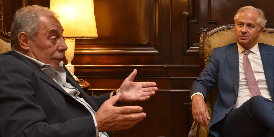 Miguel ngel summa, presidente de la CAPHyAI, y Jorge Andrs Brtolo, presidente del Colegio de Escribanos [Foto gentileza CAPHyAI]