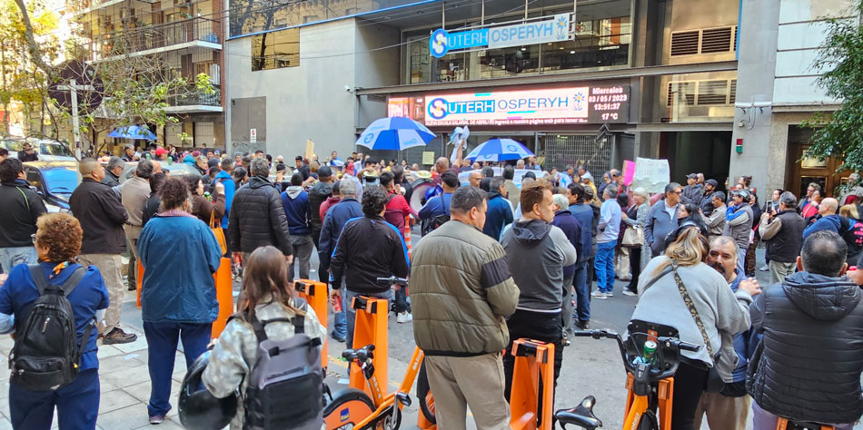 Protesta en SUTERH/OSPERyH CABA [Foto Pequeas Noticias]