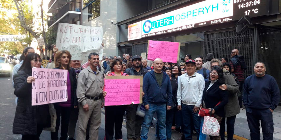 Jorge Andrs Bustos y Cristian Salas junto a un grupo de manifestantes [Foto Lista Bord]