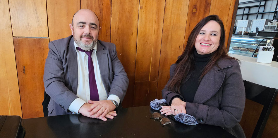 El Dr. Marcos Hernndez y la Dra. Mayra Lucero [Foto Pequeas Noticias]