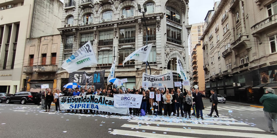 Trabajadores de Pgina/12 frente a la redaccin de Pgina/12 para exigirle al Grupo Octubre y a la direccin del diario salarios dignos y algo de coherencia con su prdica para la tribuna [Fotos Leandro Teysseire, Sebastin Vricella, Nacho Petunchi].