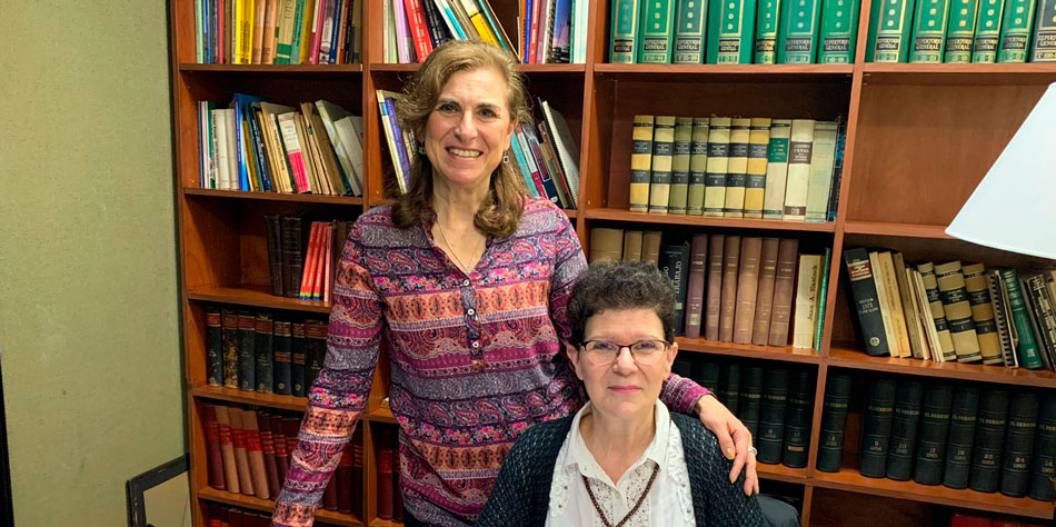Adm. Alejandra Albide y Marcela Urrunaga, miembros de la Comisin de Atencin al Socio [Foto: CAPHyAI].