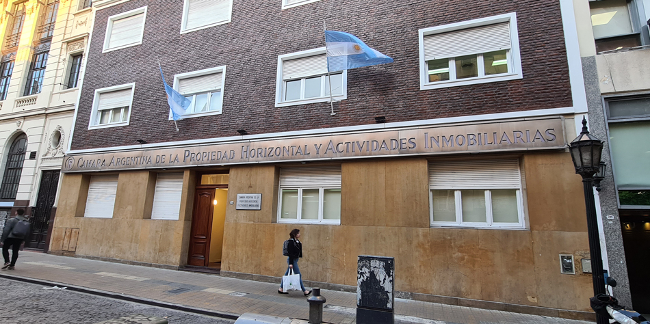 Sede de la Cámara Argentina de Propiedad Horizontal y Actividades Inmobiliarias en esta Ciudad [Foto Pequeñas Noticias].