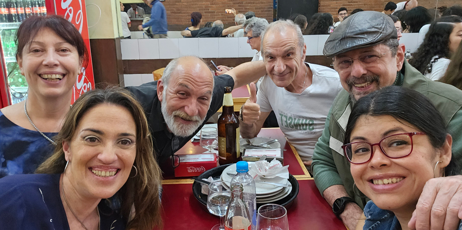 El equipo de Consorcios 360 festeja en una clásica pizzería de la Av. Corrientes [Foto Consorcios 360]