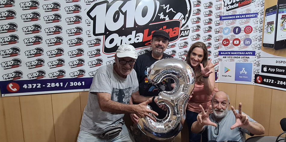 Claudio Garca de Rivas [remera negra] entre sus compaeros en la inauguracin de la 3 temporada del programa de radio Consorcios 360 [Foto Pequeas Noticias]