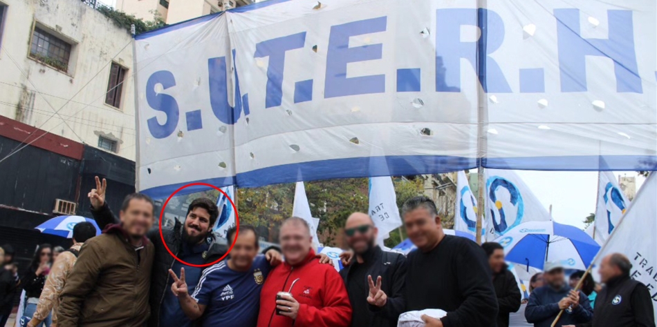 Carlos Capasso en el crculo rojo frente al cartel del SUTERH [Foto pblicas de redes sociales del funcionario **]