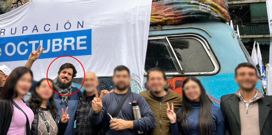Carlos Capasso en el crculo rojo frente al cartel del Grupo Octubre [Foto pblicas de redes sociales del funcionario **]