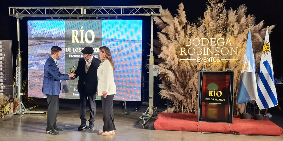 Claudio Garca de Rivas y Silvia Bercovsky reciben la estatuilla de manos del intendente de Concordia [Foto Pequeas Noticias]