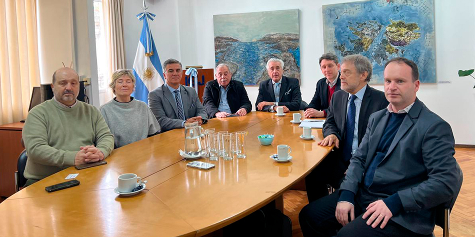 De der. a izq. : Cr. Pablo Adrin Schwarz, Cr. Marcelo Felipe Dragunsky, Adm. Alejandro Casella, Daniel Rioque Vtolo, Adm. Miguel ngel Summa, Dr. Jorge Martn Irigoyen y 2 funcionarios de la IGJ [Foto CAPHyAI].