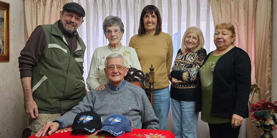 Claudio Garca de Rivas, Ana Mara Huertas (presidenta), Graciela Daletto (tesorera), Mirta Caucabani (secretaria) y Juliana Fernndez (socia). Al frente el Sr. Federico Planes [Foto Pequeas Noticias]