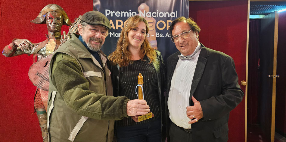 Claudio García de Rivas, Silvia Bercovsky y Alfredo Oteman, creador del premio.