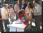 Miembros de CACCyC recabando firmas el sbado 30 de abril en la esquina de las avenidas Acoyte y Rivadavia.