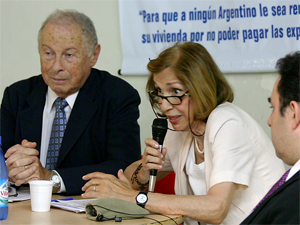 El Dr. Marcos Bergenfeld, la Sra. Alicia Gimnez y el Dr. Jorge Marcelo Terzano (Foto de archivo).