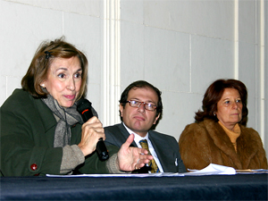 La Sra. Alicia Gimnez (presidenta), el Dr. Jorge Resqui Pizarro (vicepresidente) y la Sra. Elvira Ventura (Secretaria) durante un encuentro en la UTN el 5 de julio de 2005.