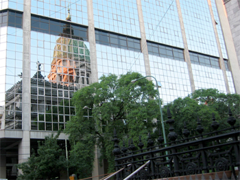 El Honorable Congreso de la Nacin reflejado en el Edificio Anexo.