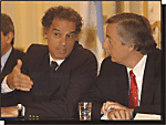 El presidente Néstor Kirchner y el Jefe de Gobierno Aíbal Ibarra en el momento de rubricar el acurerdo.