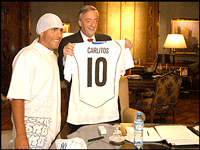 El presidente Nstor Kirchner recibi al jugador de ftbol Carlos Tvez en el Despacho Presidencial de la Casa Rosada.