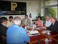 El Lic. Molina, el Lic. Sinagra, el Dr. Ruano, la Sra. Farsi, el Ing. Barassi y el Lic. Picone con Pequeas Noticias