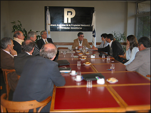 El Dr. Cristbal Orlando Ruano junto a sus colaboradores anuncia su intencin de competir para el puesto de presidente de la CAPHyAI